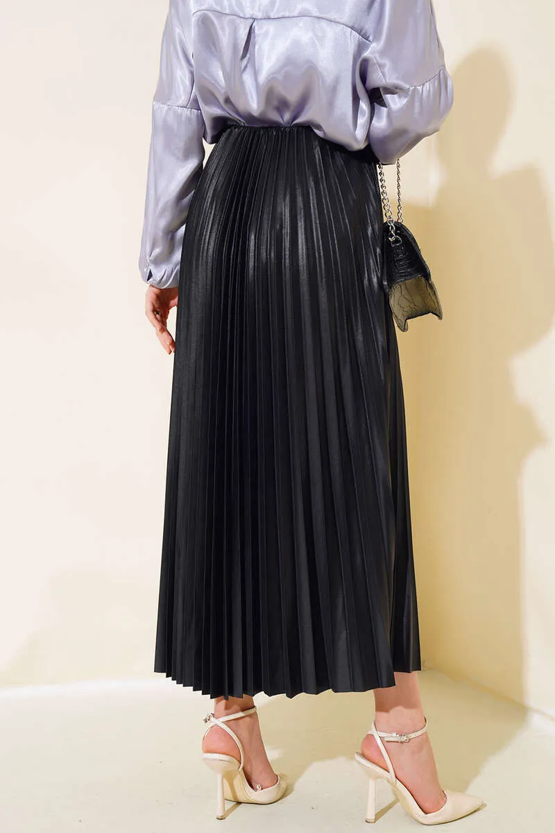 Women's Leather Look Pleated Flared Skirt - Black